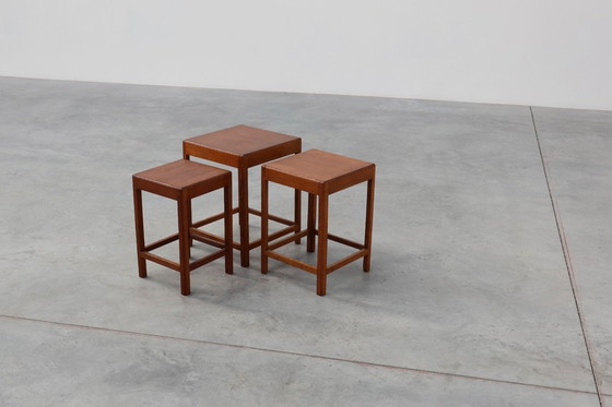 Image 1 of Juego de 3 mesas apilables de madera de roble en estilo Art Decó, Francia ca. 1925