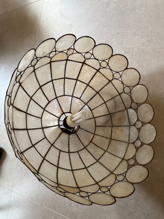 Vintage Capiz Shell Pendant Lamp - Tiffany Mother-of-Pearl Lamp – Metal (photo 4 of 5)