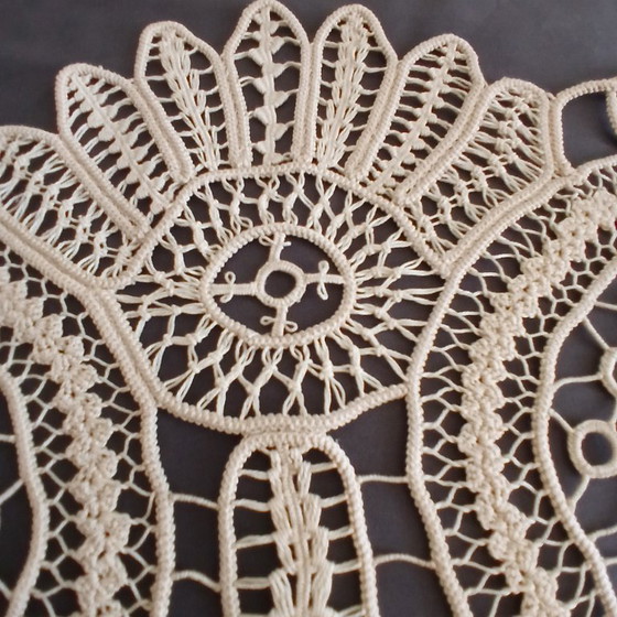 Image 1 of Chemin de table vintage en dentelle roumaine faite main / Chemin de table en macramé