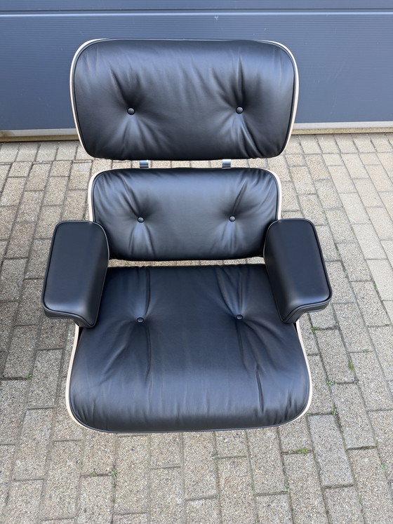 Image 1 of Poltrona lounge Vitra Eames XL + poggiapiedi, in pregiata pelle nera e palissandro Santos. NUOVA!!