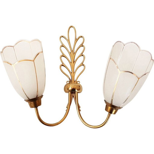 Lámpara de pared vintage de latón dorado y cristal, Francia, 1950