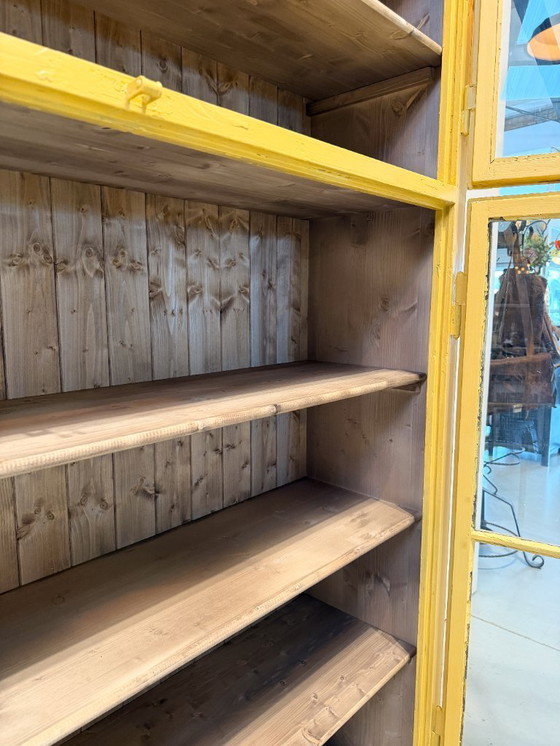 Image 1 of Vintage gele vitrinekast hout | Wandkast | Buffetkast 