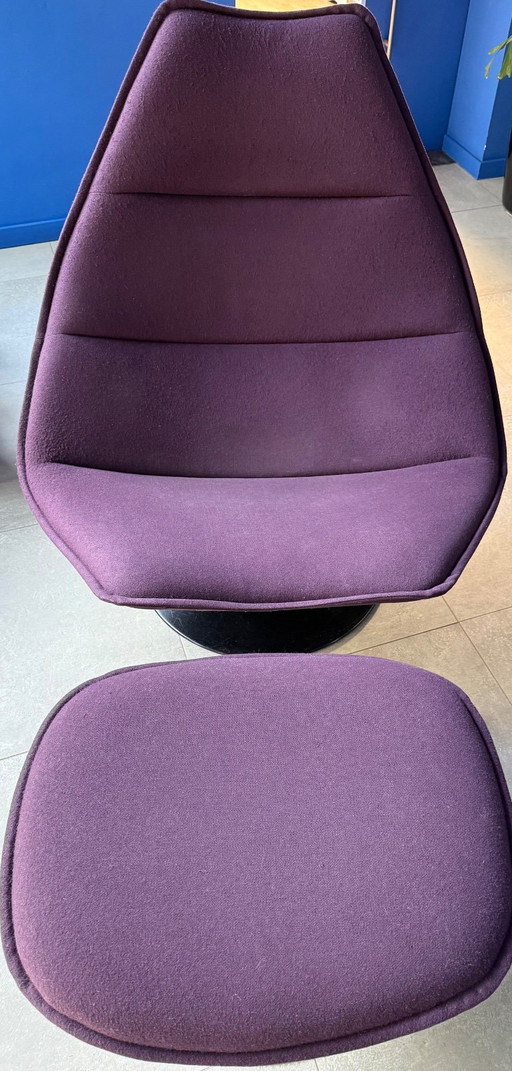 Poltrona Artifort F585 con poggiapiedi