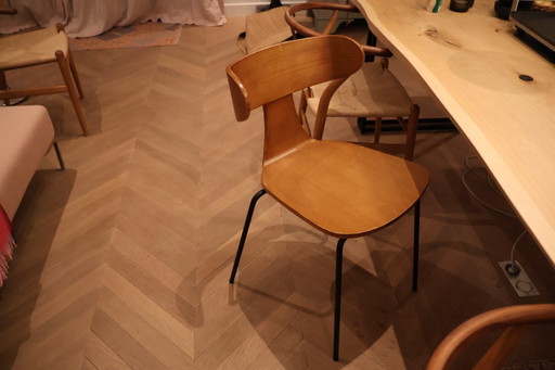 2 chaises de salle à manger marron pour garçon efféminé