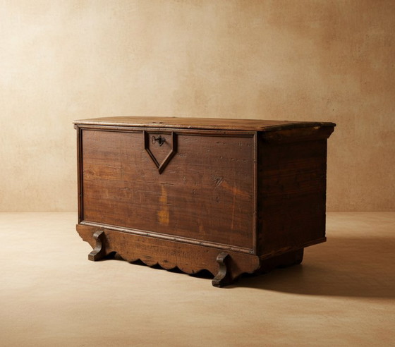 Image 1 of Cassapanca in legno con coperchio, fine XVIII secolo.