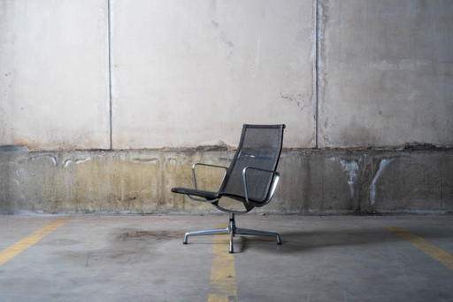 Charles y Ray Eames - Sillón Vitra EA116