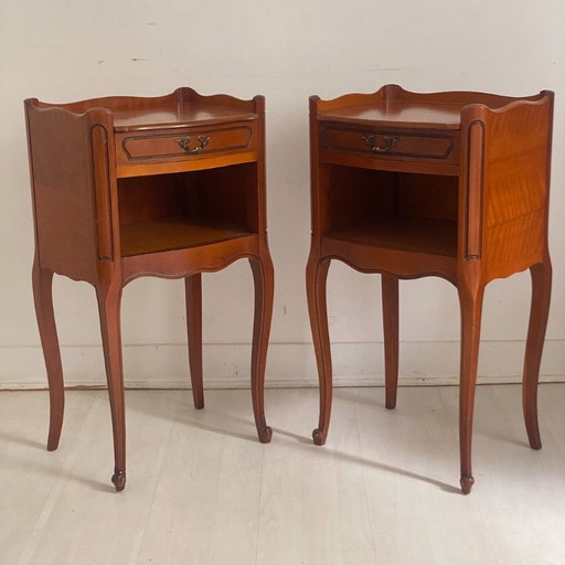 Par de mesitas de noche de madera de cerezo estilo Luis XV