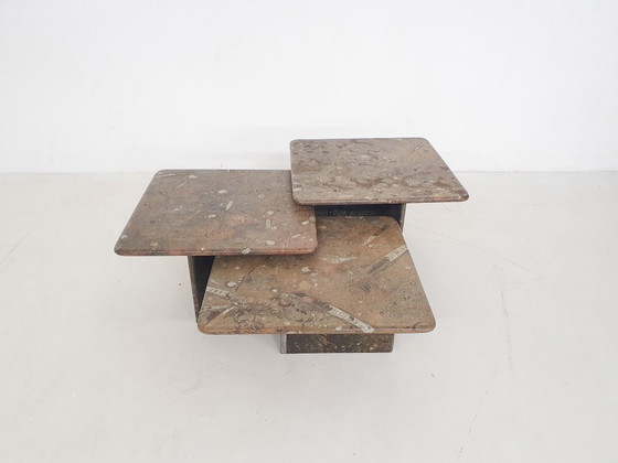 Image 1 of Conjunto de tres mesas de centro de piedra fósil, años 70