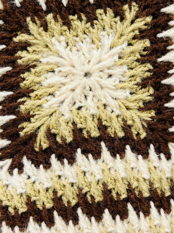 Image 1 of Coussin en crochet vintage années 70