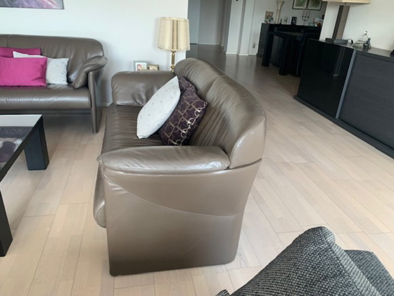JORI Taupe Kleur Tweezitsbank In Zeer Goede Staat. Eventueel Bijpassende 2 ½ Zits Ook Te Koop. – 2 zitsbanken (photo 3 of 5)