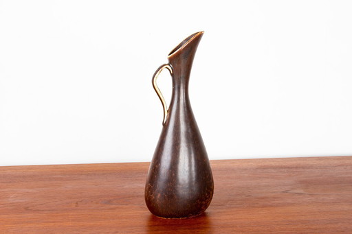 Vaas, kan, geglazuurd keramiek met metallic en bruine accenten door Gunnar Nylund voor Rörstrand Zweden 1960.