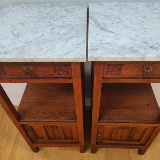 Image 1 of Ensemble de tables de chevet/comptoirs anciens avec plateau en marbre. Prix de l'ensemble