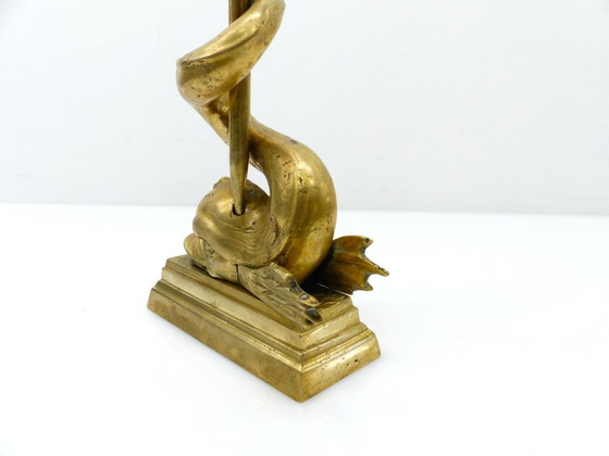 Grand cale-porte dauphin au trident de Neptune en laiton patiné – Europe, XXe siècle – Objets déco, Brass (photo 6 of 7)
