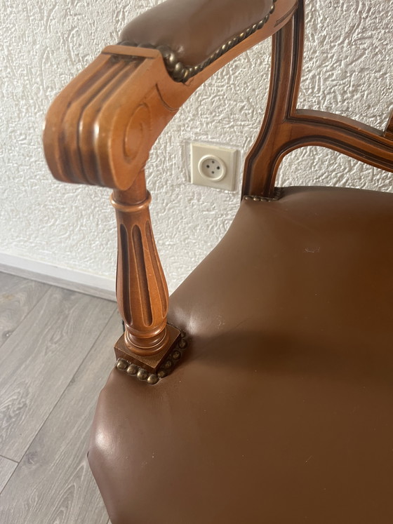 Image 1 of Fauteuil élégant à dossier en forme de bouclier de style Hepplewhite avec de magnifiques sculptures sur bois