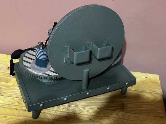 Image 1 of Zeldzame mechanische displaystandaard van Jean Paul Gaultier Parfums – Le Male Classique