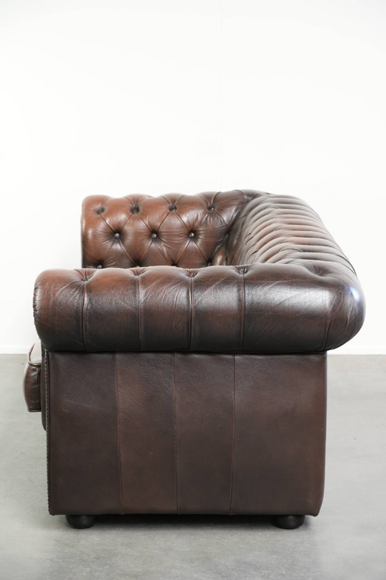 Image 1 of Sofá Chesterfield de 3 plazas de piel de vaca marrón, de estilo inglés, con hermosos detalles.