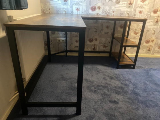 Image 1 of Scrivania angolare con struttura in acciaio – solo ritiro, bisogna andare subito!