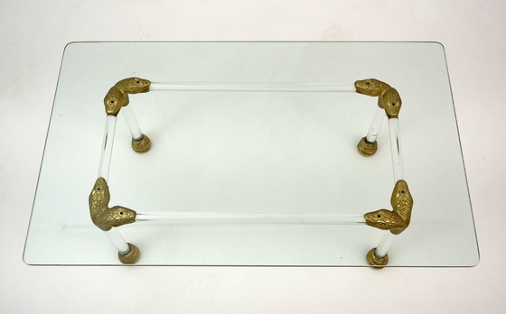 Image 1 of Mesa de centro italiana de mediados de siglo de metacrilato y latón con detalles en forma de cabeza de serpiente, década de 1970
