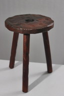 Tabouret tripode moderniste pin massif teinté art populaire design 1950s
