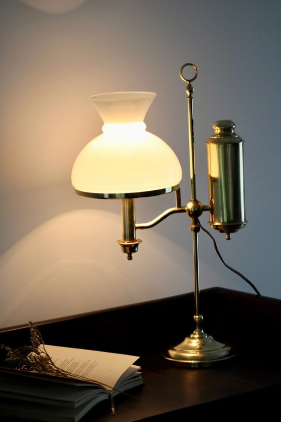 Image 1 of Lámpara inglesa en latón y opalina