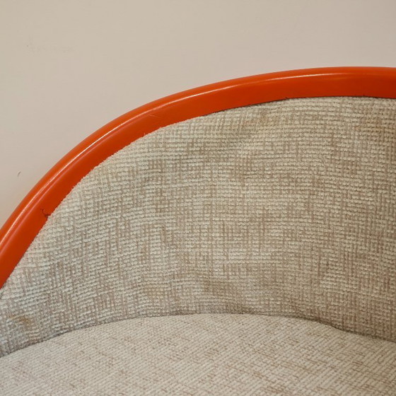 Image 1 of Chaise design fabriquée à partir d'une cabine téléphonique