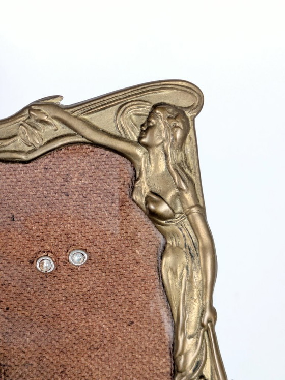 Image 1 of Vintage messing art nouveau fotolijst met vrouwelijke figuur, tafelstandaard uit de jaren 1950