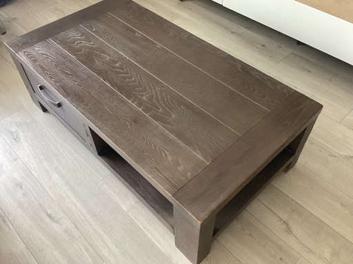 Table basse attrayante avec tiroir spacieux