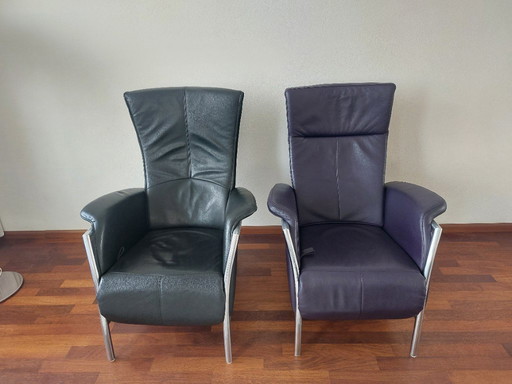 Rara coppia di poltrone lounge Saporiti Italia “Proposals” P60 – in pelle viola e nera – con poggiapiedi estraibile –