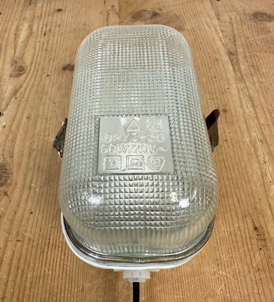 Image 1 of Applique murale industrielle en porcelaine blanche avec verre côtelé, années 1970