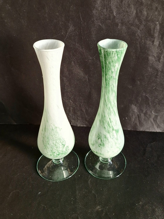 Image 1 of Deux vases vintage en verre blanc sur pied, ornés d'un tourbillon vert clair. Fabrication artisanale des années 1960 et 1970.