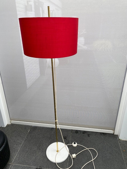 Lampadaire vintage avec abat-jour rouge