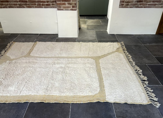 Image 1 of Tapis Beni Mrirt 300x200 cm – Tapis marocain en laine blanc cassé à motifs sable