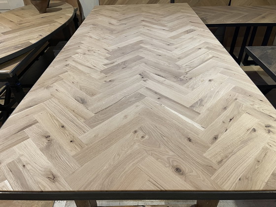 Image 1 of Eettafel visgraat eikenhout.   € 995,-