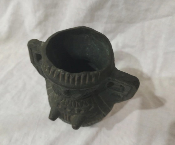 Image 1 of Vase en bronze représentant une figure expressionniste