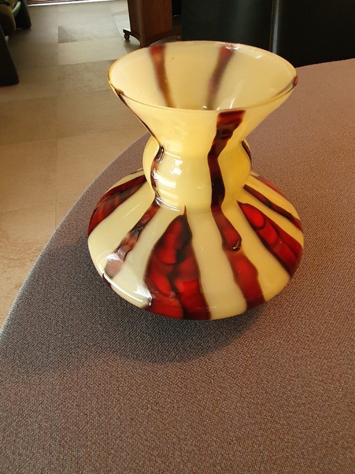 Böhmische Art-Deco-Vase aus opalweißem und rubinrotem Glas, ca. 1925–1935 – glaskunst (photo 2 of 6)