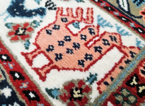 Image 1 of Allegro tappeto orientale in lana annodato a mano con motivi floreali e animali, Tunisia, 90x155 cm.