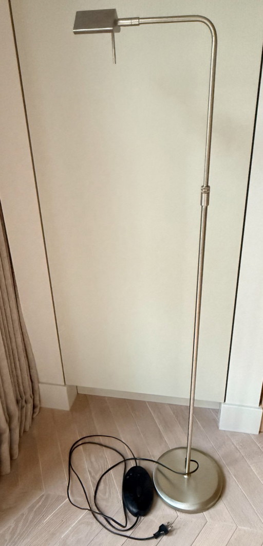 messing kleurige leeslamp voor naast stoel, verstelbaar