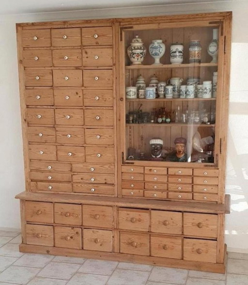 Antico mobile da farmacia della Germania dell'Est