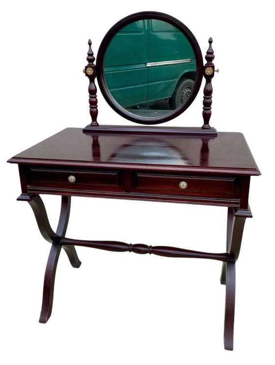 Image 1 of Tocador de madera maciza de estilo tradicional con dos cajones.