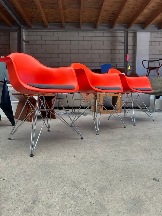 Silla Vitra Eames DAR, Charles y Ray Eames (stock: 8) – Sillones, Plástico, Textil (photo 2 of 6)