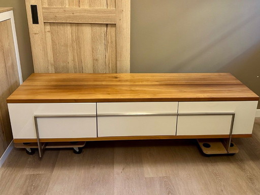 Mueble de TV Bert Plantagie de nogal.