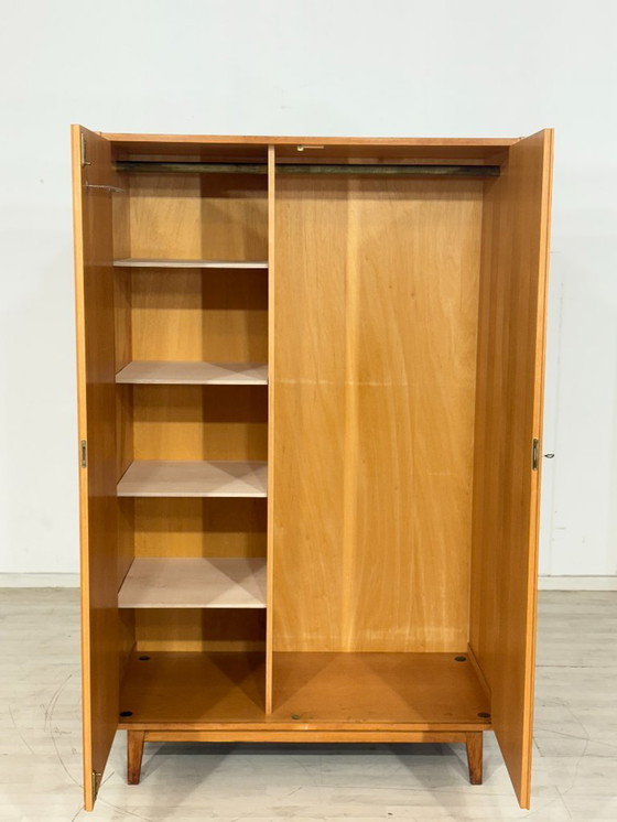 Image 1 of Magnifique armoire vintage / meuble en bois / armoire à linge / meuble de style années 50