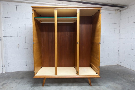 Image 1 of Französischer Kleiderschrank mit geschwungenen Beinen, 3 Türen, 1 Spiegel (27 x 130 cm) und 1 Schublade