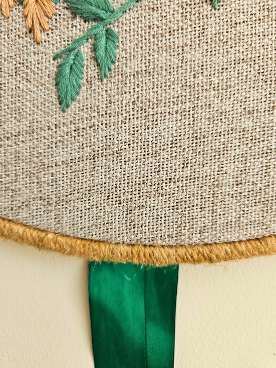 Image 1 of Decorazione murale con ricamo floreale Boho – Design a forma di ghirlanda a forma di cuore – 37 cm