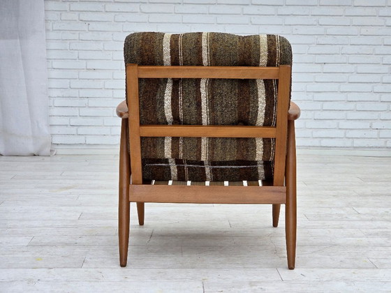Image 1 of Fauteuil danois des années 1970, en bois de hêtre, recouvert de tissu d'ameublement en laine.