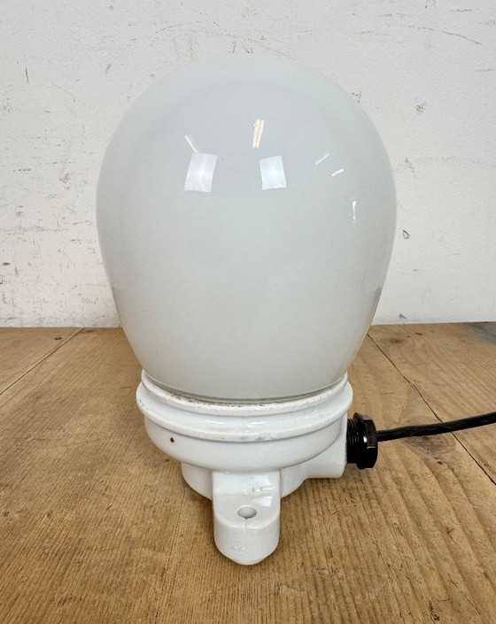 Image 1 of Plafonnier vintage en porcelaine avec verre laiteux, années 1950