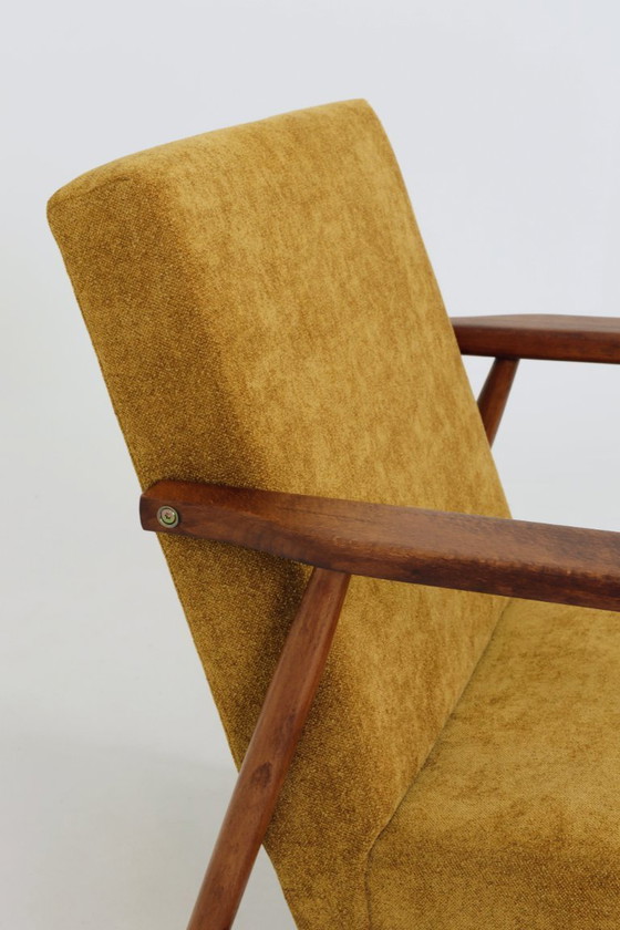 Image 1 of Poltrona vintage modello B-7727, tessuto giallo oro, restaurata, Polonia, anni '70