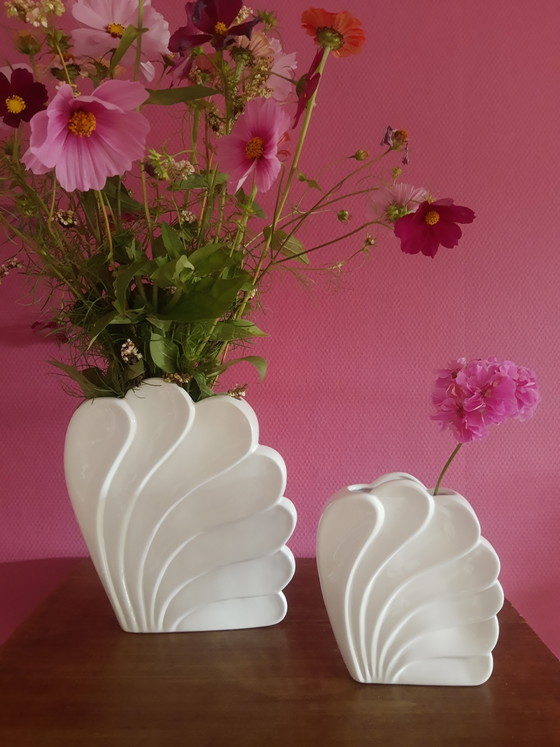 Conjunto Único de Jarrones Decorativos de Porcelana Blanca con Forma de Concha Mid-Century, Set Revival Art (photo 14 of 15)