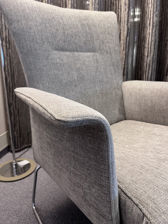 Image 1 of 1 poltrona con schienale alto Aida + pouf del marchio JORI