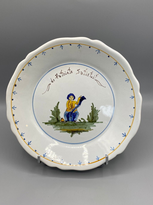 Piatto commemorativo in maiolica di Nevers, "Il patriota soddisfatto", periodo rivoluzionario – decoratieve objecten